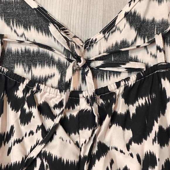 Old Navy Black and White Patterned Maxi Dress - Picture 10 of 11